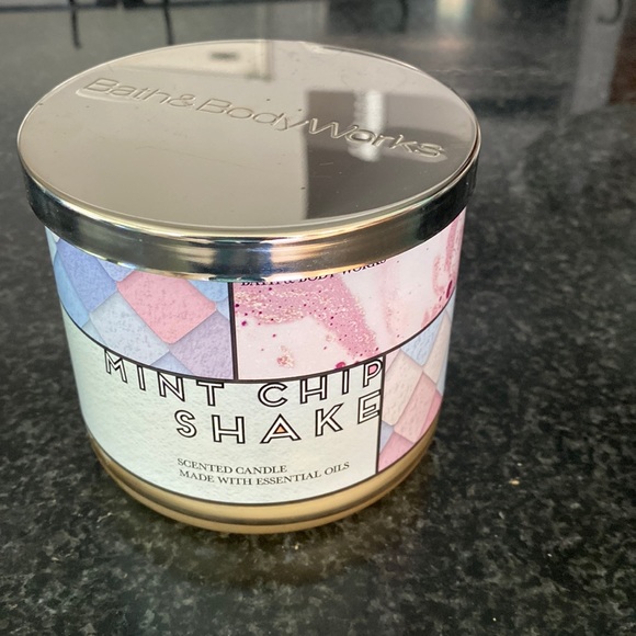 Bath and Body retired MINT CHIP SHAKE candle - Picture 2 of 3